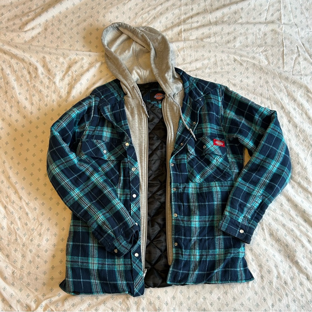 ⭐️ 4/$10 Dickies plaid jacket, with quilted lining and hood.